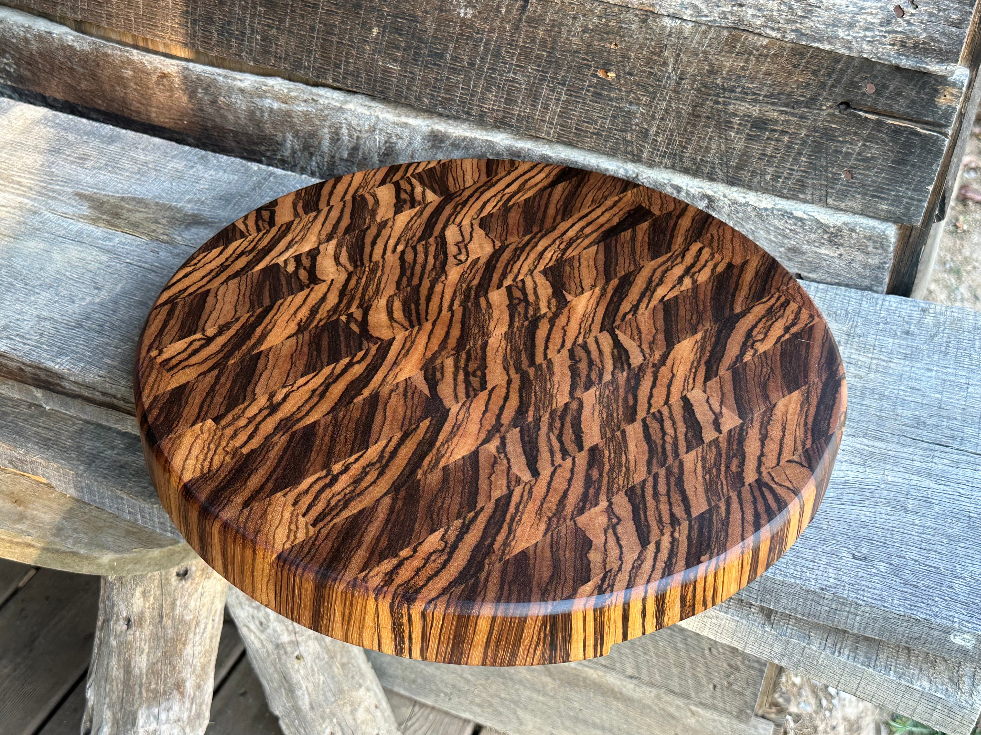 A selling Beautiful cutting board in walnut and Zebra Wood